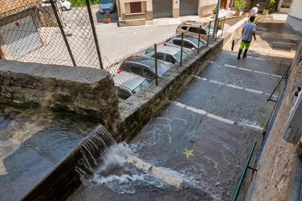 Nettoyage des rue avec l'eau du canal longeant le chemin du Fuon Gaillarde