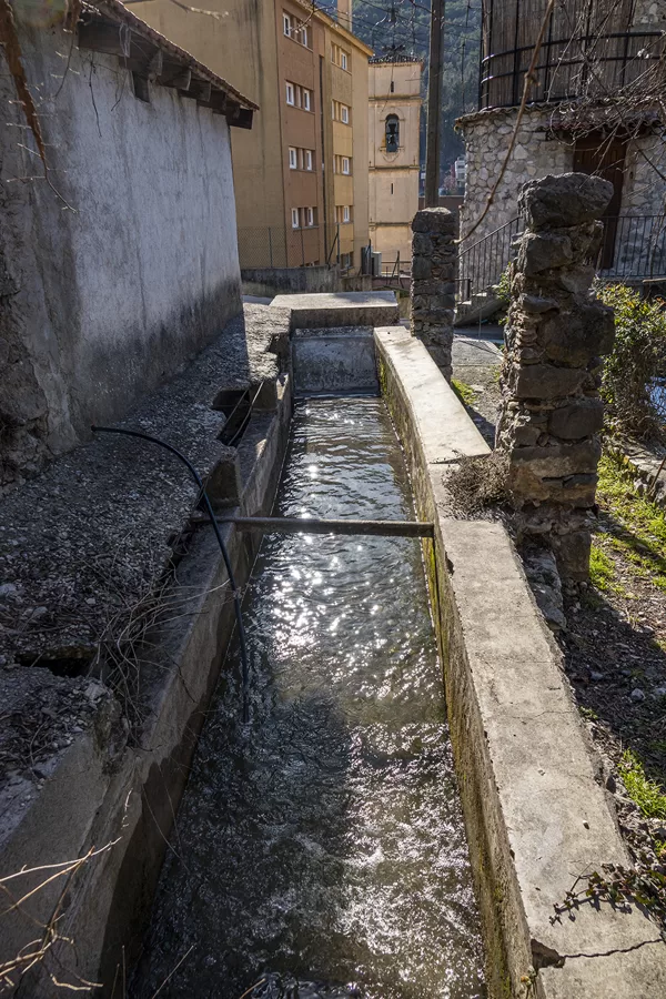 lavoir faisant suite au canal longeant la Roudoule sur sa rive est
