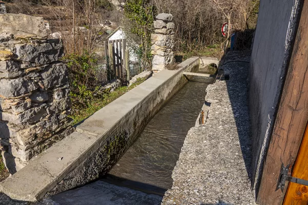 le lavoir faisant suite au canal longeant la Roudoule sur sa rive est
