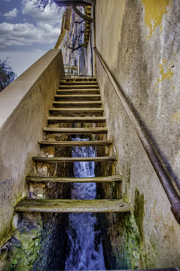 Escalier au dessus du canal longeant la Roudoule sur sa rive est
