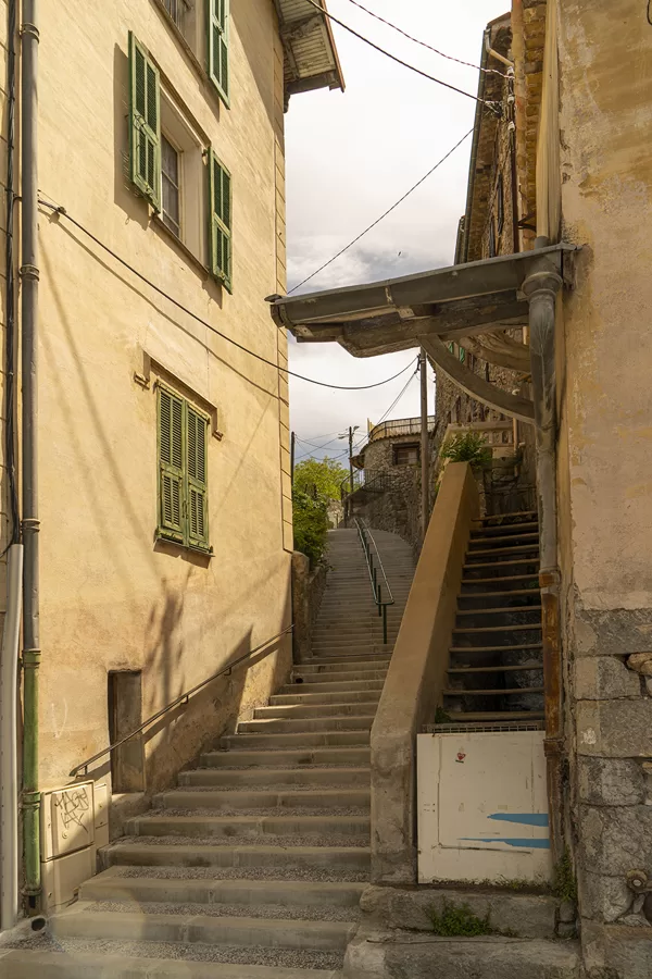 Escalier au dessus du déversoir du canal longeant la Roudoule sur sa rive est