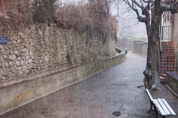 le canal longeant la Roudoule sur sa rive ouest à l'approche de la rue Brouchier