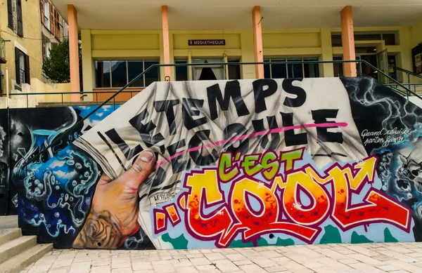 Mur peint en-dessous de la médiathèque