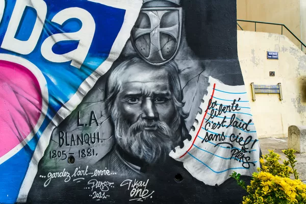 Mur peint en-dessous de la médiathèque