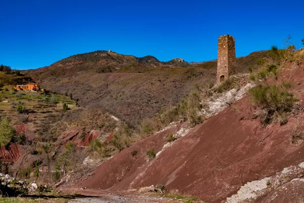 le village de Léouvé et son ancienne mine de cuivre