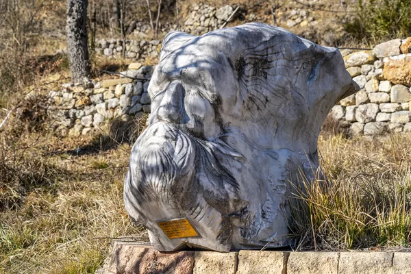 à visiter : les statues de Bertrik près de Puget-Rostang
