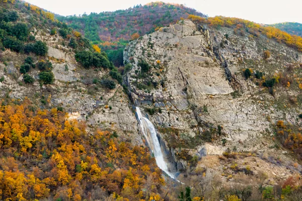 la cascade située sur la gauche de la route en allant de Puget-Théniers à Entrevaux