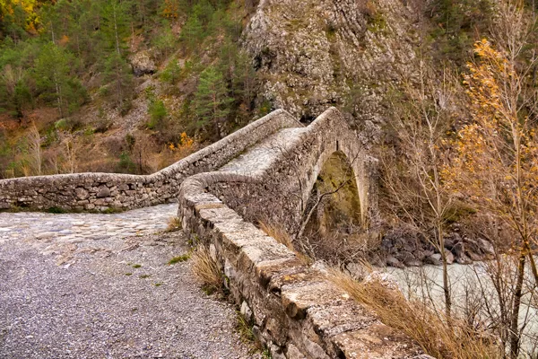 Le pont de la Reine Jeanne entre Entrevaux et Annot