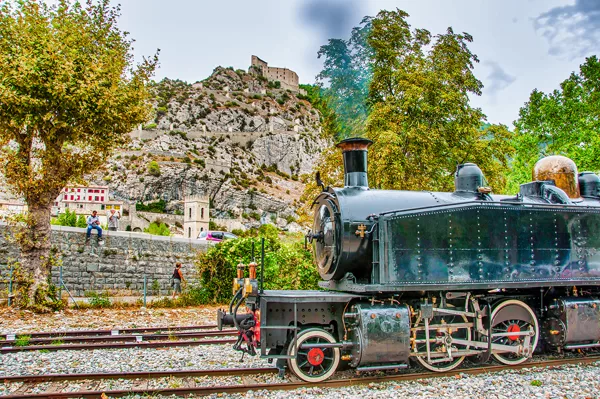 Forteresse d'Entrevaux et le train des Pignes à vapeur