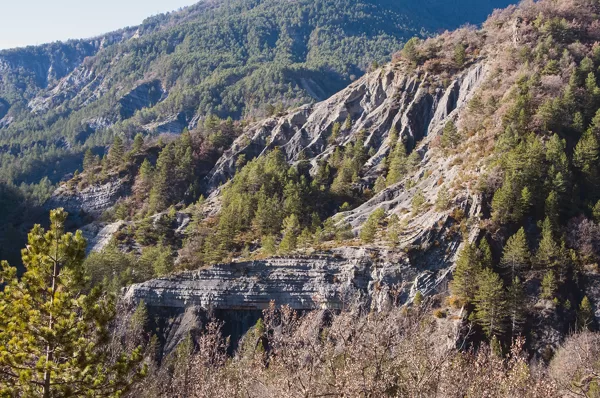 Traces d'un plissement spectaculaire dans la haute vallée de la Roudoule