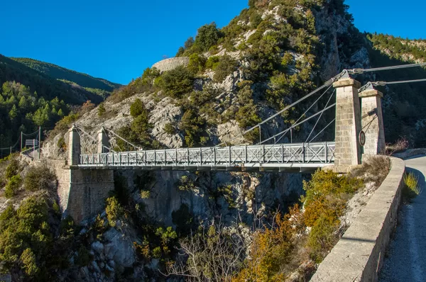 le pont suspendu au-dessus de la Roudoule et menant vers St Léger