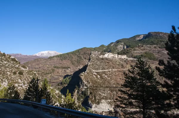 Le village de La Croix/Roudoule perché sur son rocher.