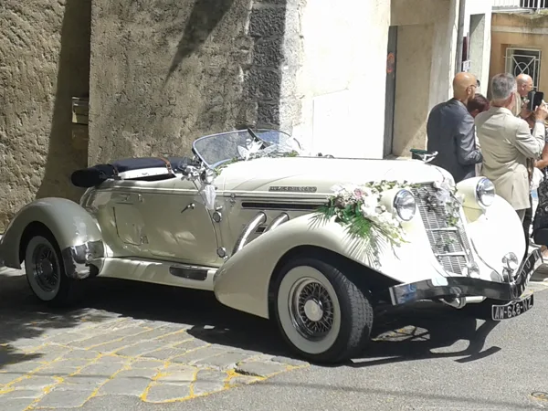 la voiture des mariés à la sortie de la mairie
