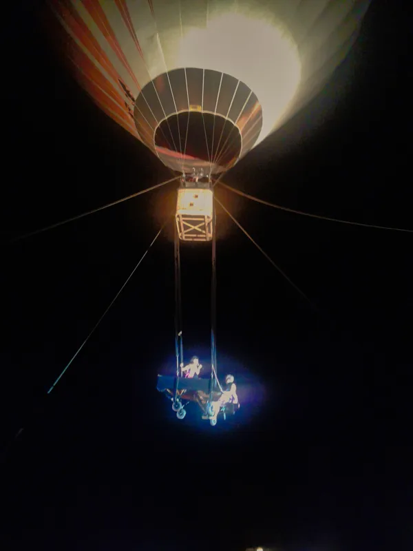 la fête du cirque : un des spectacles, celui-ci situé sous un dirigeable