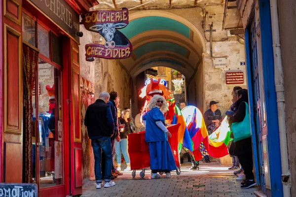 la carnaval des écoles dans les rues de la ville