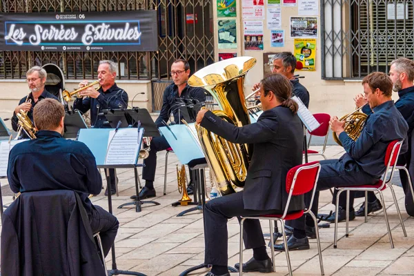 concert philarmonique sur la place du parvis de l'église