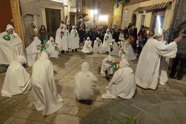 La procession des faux Pénitents Blancs 