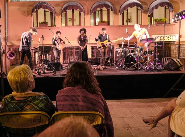 Concert en plein air sur la place de la fontaine